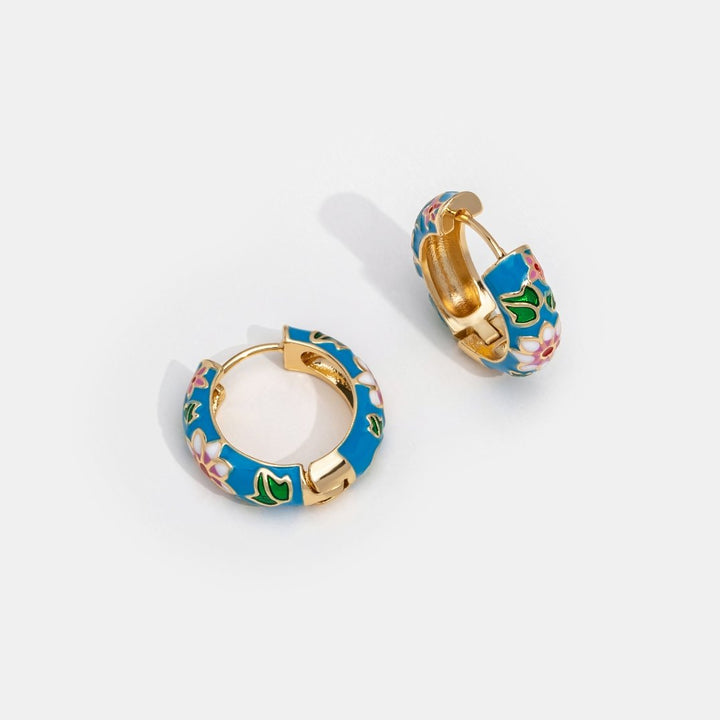 עגילי חישוק זהב עם פרח