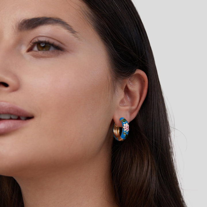 עגילי חישוק זהב עם פרח